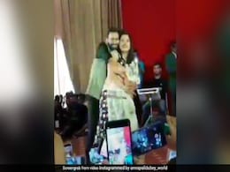 आम्रपाली दुबे और निरहुआ का स्टेज पर यूं दिखा रोमांटिक अंदाज, अब वायरल हो रहा है Video आम्रपाली दुबे और निरहुआ का स्टेज पर यूं दिखा रोमांटिक अंदाज, अब वायरल हो रहा है Video