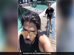 Hina Khan ने बॉयफ्रेंड के साथ समुद्र के बीचोबीच चलाई साइकिल, सीटी बजाते हुए Video हुआ वायरल Hina Khan ने बॉयफ्रेंड के साथ समुद्र के बीचोबीच चलाई साइकिल, सीटी बजाते हुए Video हुआ वायरल