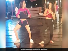 Neha Kakkar ने Nikle Currant गाने पर किया धमाकेदार डांस, Video ने मचाया सोशल मीडिया पर धमाल Neha Kakkar ने Nikle Currant गाने पर किया धमाकेदार डांस, Video ने मचाया सोशल मीडिया पर धमाल
