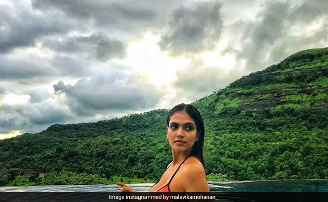 गहराते बादलों के बीच पूल में यूं चिल करती नजर आईं यह एक्ट्रेस, शानदार Photo हो रही है वायरल