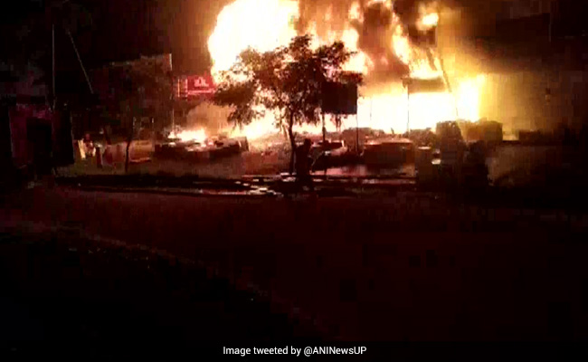 ग्रेटर नोएडा में दुकानों में लगी भीषण आग, मौके पर पहुंची दमकल की गाड़ियां