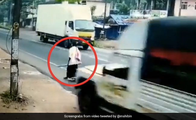 तेज रफ्तार में शख्स के सामने आई गाड़ी, बचाने के लिए ड्राइवर ने मारा जोर से ब्रेक और फिर... देखें Video