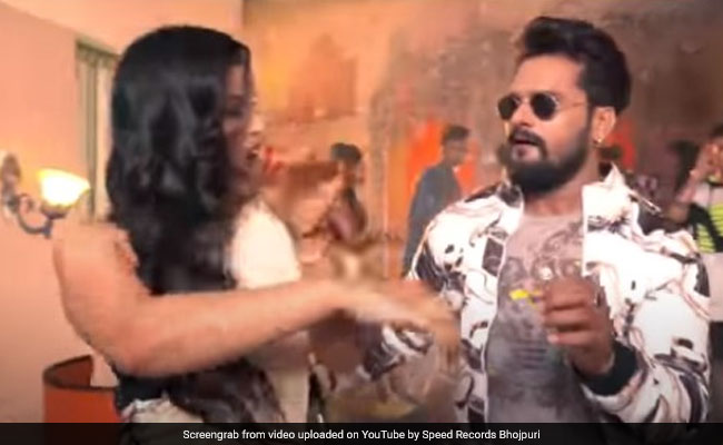 Bhojpuri Video Song: खेसारी लाल यादव ने 'रेड लिपस्टिक' सॉन्ग से मचाया तहलका, Video रिलीज होते ही वायरल