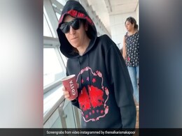 करिश्मा कपूर एयरपोर्ट पर कॉफी लेकर मस्ती करती आईं नजर, पहचानना हुआ मुश्किल...VIDEO करिश्मा कपूर एयरपोर्ट पर कॉफी लेकर मस्ती करती आईं नजर, पहचानना हुआ मुश्किल...VIDEO