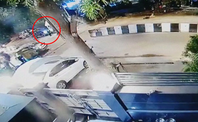 Caught On Camera: Fashion Designer Rams 4 With BMW In South Delhi