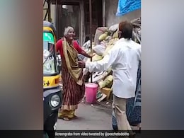 दो बुजुर्ग महिलाओं ने बीच सड़क किया हेलन के गाने पर जबरदस्त डांस, देखकर दंग रह गए लोग - देखें Video दो बुजुर्ग महिलाओं ने बीच सड़क किया हेलन के गाने पर जबरदस्त डांस, देखकर दंग रह गए लोग - देखें Video