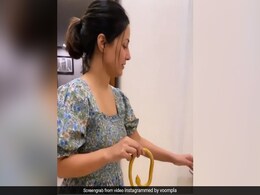 Hina Khan ने नकली सांप से कर डाला अपने दोस्तों के साथ प्रैंक, Video में चीखने लगे एक्ट्रेस के साथी Hina Khan ने नकली सांप से कर डाला अपने दोस्तों के साथ प्रैंक, Video में चीखने लगे एक्ट्रेस के साथी