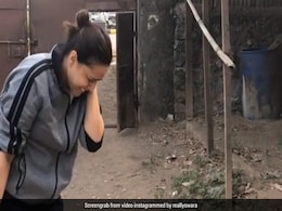 स्वरा भास्कर ने हाथ में ली पिस्तौल और चला दी गोली लेकिन फिर जो हुआ...देखें VIDEO स्वरा भास्कर ने हाथ में ली पिस्तौल और चला दी गोली लेकिन फिर जो हुआ...देखें VIDEO