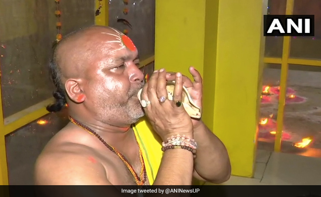 Ayodhya Ram Mandir Bhoomi Pujan Updates: भूमि पूजन से पहले दीये से जगमगा उठी राम नगरी अयोध्या