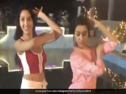 Nora Fatehi ने Shraddha Kapoor को 'दिलबर' सॉन्ग पर यूं सिखाया बेली डांस, Video ने मचाया सोशल मीडिया पर धमाल Nora Fatehi ने Shraddha Kapoor को 'दिलबर' सॉन्ग पर यूं सिखाया बेली डांस, Video ने मचाया सोशल मीडिया पर धमाल