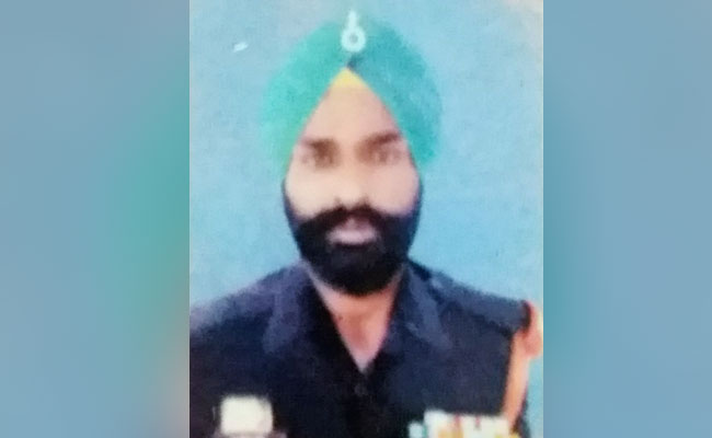 जम्मू कश्मीर : पाकिस्तान ने फिर तोड़ा सीजफायर, LoC पर फायरिंग में सेना का एक जवान शहीद