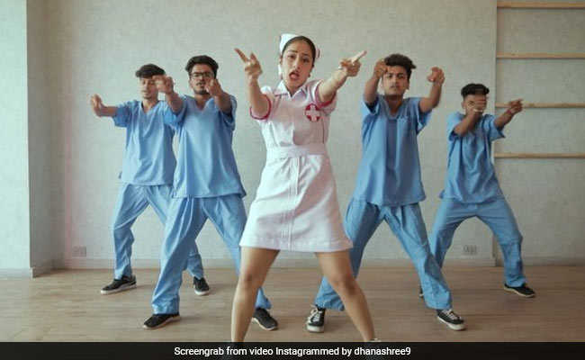 क्रिकेटर युजवेंद्र चहल की मंगतेर धनाश्री वर्मा ने 'ये लड़की पागल है' सॉन्ग पर किया डांस, देखें Video