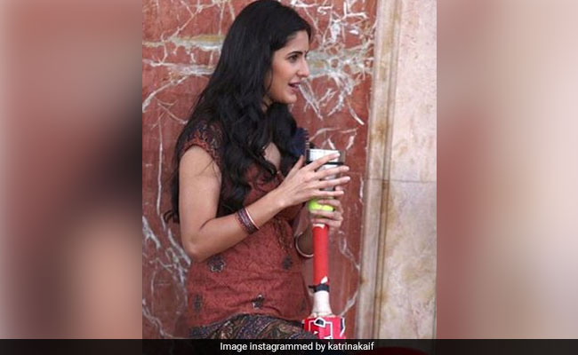 Katrina Kaif को सताने लगी क्रिकेट की याद, हाथ में बल्ला लेकर बोलीं- खेलने के लिए हमेशा तैयार...