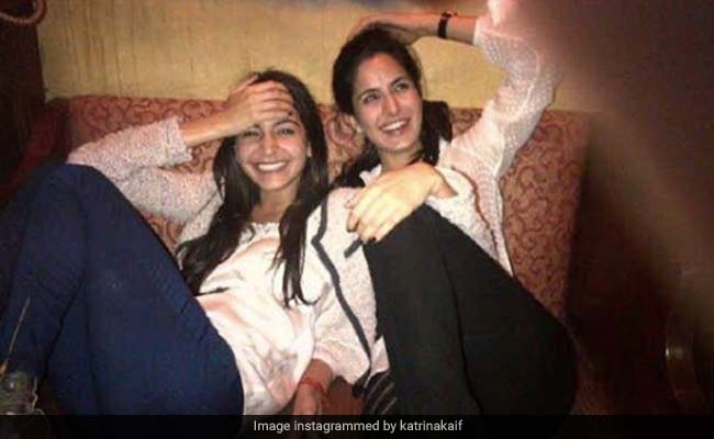 कैटरीना कैफ ने पुरानी Photo शेयर कर जताई खुशी तो अनुष्का ने कमेंट में खोला यह राज