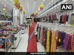 शोरूम में साड़ी पहने रोबोट 'ज़फीरा' सैनिटाइज़र देकर ग्राहकों को सिखा रही कोरोना गाइडलाइंस शोरूम में साड़ी पहने रोबोट 'ज़फीरा' सैनिटाइज़र देकर ग्राहकों को सिखा रही कोरोना गाइडलाइंस
