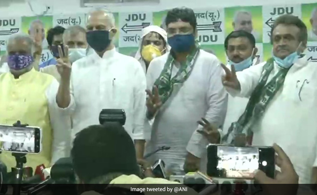 Tej Pratap's Father-In-Law Chandrika Rai, 2 Other Leaders Join JD(U)