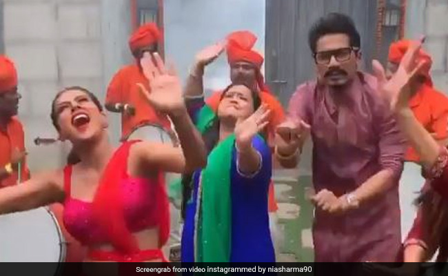 Nia Sharma ने गणपति बप्पा के आगमन पर भारती संग मिलकर किया ताबड़तोड़ डांस- देखें Video