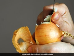 प्याज के छिलकों से ऐसे बनाएं देसी नुस्खा, चेहरे की चमक हो या बालों की ग्रोथ, आजमाकर देखें इन रोगों का होगा नाश प्याज के छिलकों से ऐसे बनाएं देसी नुस्खा, चेहरे की चमक हो या बालों की ग्रोथ, आजमाकर देखें इन रोगों का होगा नाश