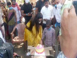 भोजपुरी सुपर स्टार अक्षरा सिंह ने अपने जन्मदिन उठाई एक बच्चे के एजुकेशन की जिम्मेवारी भोजपुरी सुपर स्टार अक्षरा सिंह ने अपने जन्मदिन उठाई एक बच्चे के एजुकेशन की जिम्मेवारी