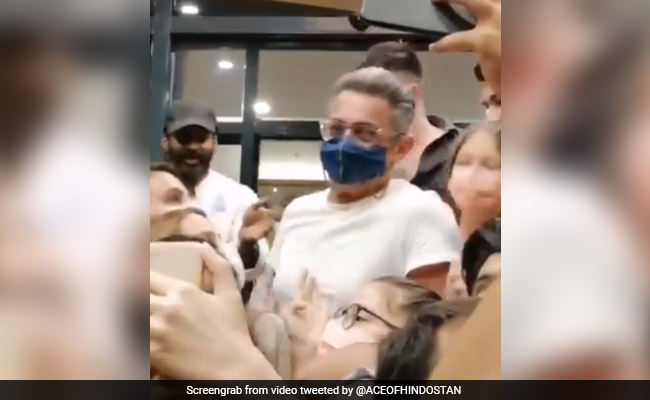 Viral: Aamir Khan, Shooting <I>Laal Singh Chaddha</I> In Turkey, Gets Mobbed By Fans
