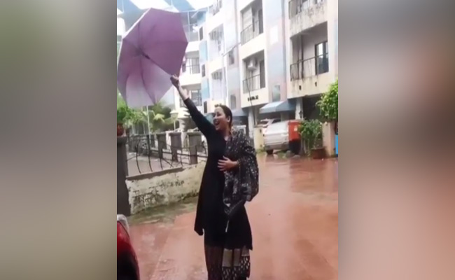 भोजपुरी एक्ट्रेस रानी चटर्जी ने बारिश में किया डांस, करीना कपूर के सॉन्ग पर थिरकती आईं नजर- देखें Video