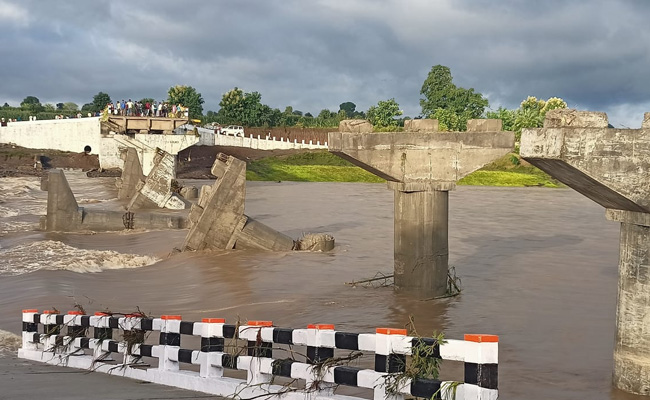 भ्रष्टाचार का नायाब नमूना: करोड़ों की लागत से बना पुल उद्घाटन से पहले नदी में बहा