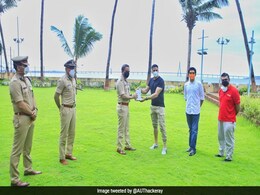 अक्षय कुमार ने मुंबई पुलिस को सौंपा 'फिटनेस हेल्थ ट्रैकिंग डिवाइस', आदित्य ठाकरे ने यूं जताया आभार अक्षय कुमार ने मुंबई पुलिस को सौंपा 'फिटनेस हेल्थ ट्रैकिंग डिवाइस', आदित्य ठाकरे ने यूं जताया आभार