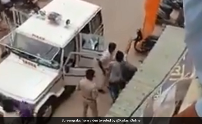 MP: राम मंदिर को लेकर जश्न मना रहे युवकों की पिटाई पर भड़के कैलाश विजयवर्गीय, दो अफसरों का तबादला