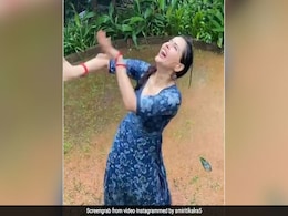 TV एक्ट्रेस मुंबई की बारिश में 'बरसो रे मेघा' सॉन्ग पर मस्ती में डांस करती आईं नजर, Video हुआ वायरल TV एक्ट्रेस मुंबई की बारिश में 'बरसो रे मेघा' सॉन्ग पर मस्ती में डांस करती आईं नजर, Video हुआ वायरल