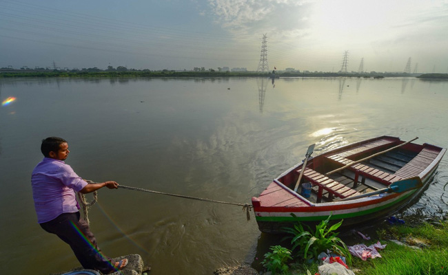 Yamuna Flowing Below Warning Mark In Delhi But Water Level Gradually Receding