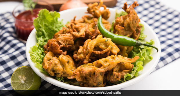 Winter Special: This Dhaniya Pakoda Recipe Is Just The Tea-Time Buddy You Were Looking For!