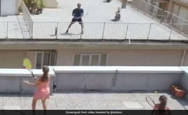 छत पर लड़कियों ने टेनिस खेलकर दुनिया को किया था हैरान, अब रोजर फेडरर ने यूं दिया सरप्राइज, Video वायरल