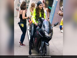 बाइक पर बैठकर गलियों में धूम मचाते नजर आई उर्वशी रौतेला, सोशल मीडिया यूजर ने दिए ये रिएक्शन बाइक पर बैठकर गलियों में धूम मचाते नजर आई उर्वशी रौतेला, सोशल मीडिया यूजर ने दिए ये रिएक्शन