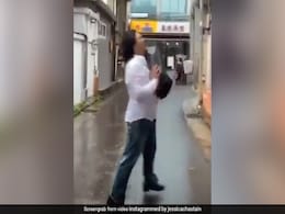 पत्नी ने पति को धक्का मार किया घर से बाहर, सामान भी फेंका सड़क पर, फिर जो हुआ पड़ोसी भी लगे देखने- VIDEO पत्नी ने पति को धक्का मार किया घर से बाहर, सामान भी फेंका सड़क पर, फिर जो हुआ पड़ोसी भी लगे देखने- VIDEO