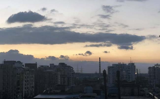 आसमान छूने शहर आते हैं, लेकिन शहर के लोग आसमान नहीं देखते...