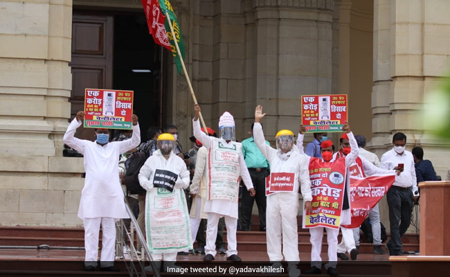 Samajwadi Party Members Protest Against Law And Order Situation In UP
