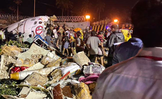 केरल में रनवे पर फिसलकर विमान के दो टुकड़े हुए, पायलट समेत 17 की मौत