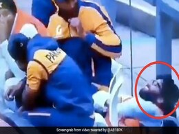 Eng vs Pak: कुर्सी पर बैठते-बैठते ज़मीन पर गिर गया बल्लेबाज़, देखकर हंस पड़े पाकिस्तानी - देखें Video Eng vs Pak: कुर्सी पर बैठते-बैठते ज़मीन पर गिर गया बल्लेबाज़, देखकर हंस पड़े पाकिस्तानी - देखें Video