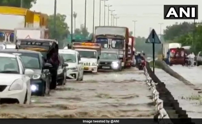 बारिश से गुरुग्राम की हालत हुई खराब तो कुमार विश्वास बोले- अब तो नाम भी बदल लिया लेकिन..