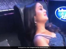 रियलिटी शो के स्टेज पर आराम से सो रही थीं नेहा कक्कड़, शख्स ने बना डाला Video रियलिटी शो के स्टेज पर आराम से सो रही थीं नेहा कक्कड़, शख्स ने बना डाला Video