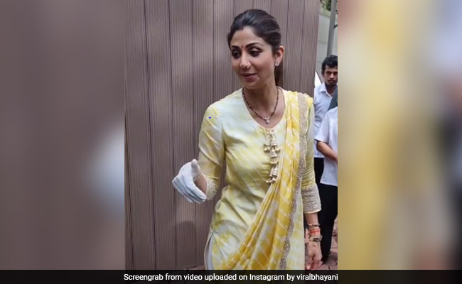 शिल्पा शेट्टी ने फोटोग्राफर्स को दिए लड्डू, बोलीं- प्लेट वापस देकर जाओ...देखें Video