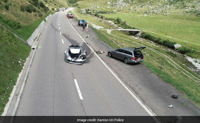 बीच सड़क भिड़ गईं मर्सिडीज, बुगाटी और पोर्श, उड़े कार के परखच्चे, हुआ 29 करोड़ रुपये का नुकसान - देखें Photos