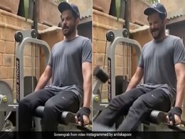 अनिल कपूर अपनी नई वर्कआउट पोस्ट में कुछ इस तरह एक्सरसाइज करते आए नजर, देखें Video अनिल कपूर अपनी नई वर्कआउट पोस्ट में कुछ इस तरह एक्सरसाइज करते आए नजर, देखें Video