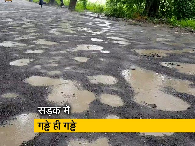 PWD विभाग की खुली पोल, दो महीने पहले बनी सड़क में गड्ढे