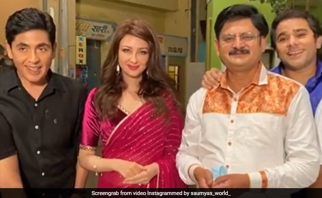 "End Of A Beautiful Journey": Saumya Tandon Shares Videos Of Her Last Day On <i>Bhabi Ji Ghar Par Hai</i> Set