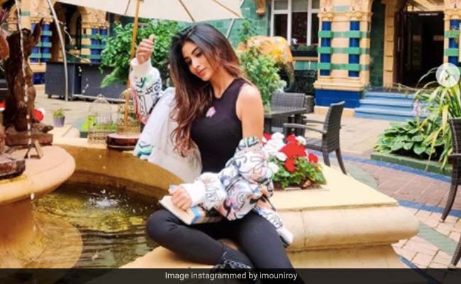 Aamna Sharif And Other TV Stars Are All Hearts For This Pic Of Mouni Roy