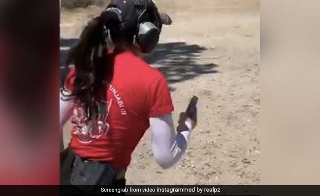 Preity Zinta ने निकाली पिस्तौल और करने लगीं 'धांय धांय' फायरिंग, बोलीं- उम्मीद है मेरे डायरेक्टर...देखें Video