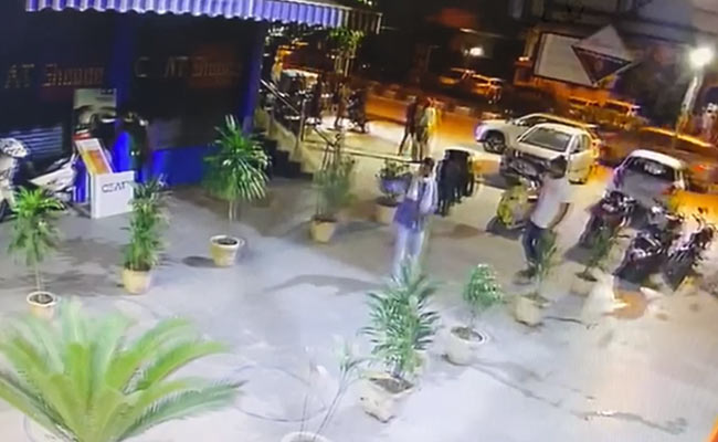 दिल्ली के शालीमार बाग इलाके में रेस्टोरेंट के बाहर फायरिंग