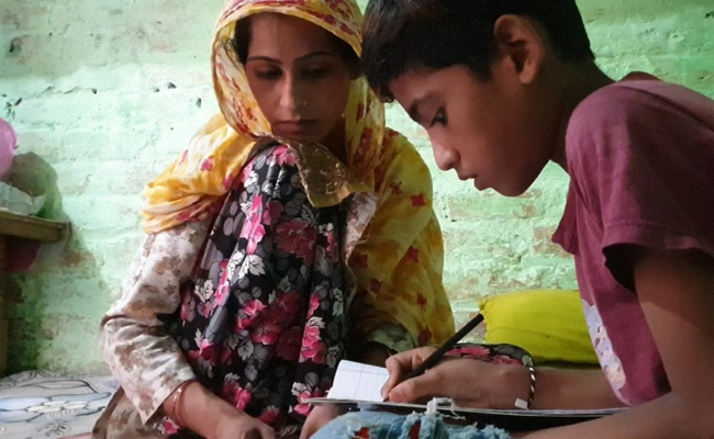 एक फोन, तीन भाई-बहन: इस माली के बच्‍चों को ऑनलाइन क्‍लास के लिए करना होता है इंतजार