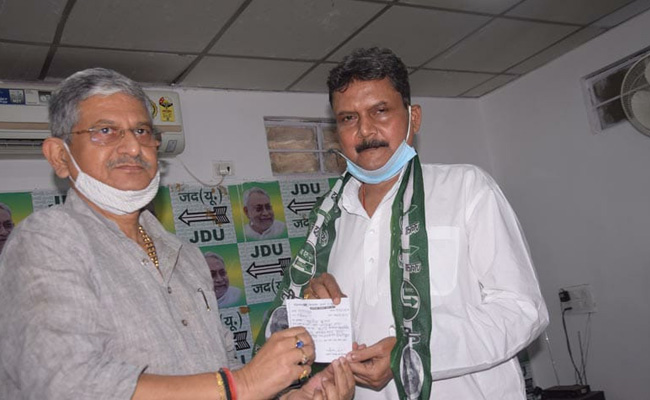 बिहार: पूर्व DGP सुनील कुमार JDU में हुए शामिल, ललन सिंह ने RJD पर साधा निशाना